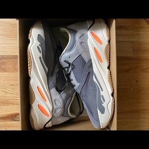 Yeezy 700 magnet